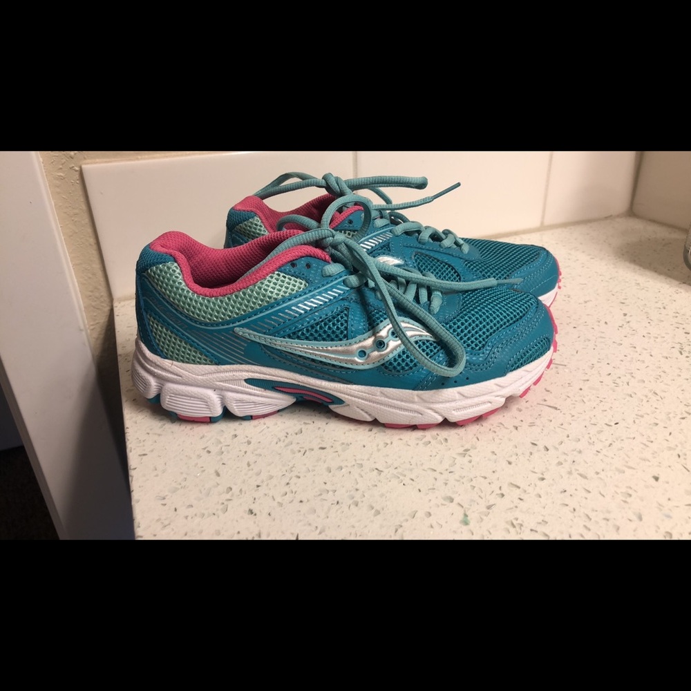 NWOT Saucony girls athletic shoes
